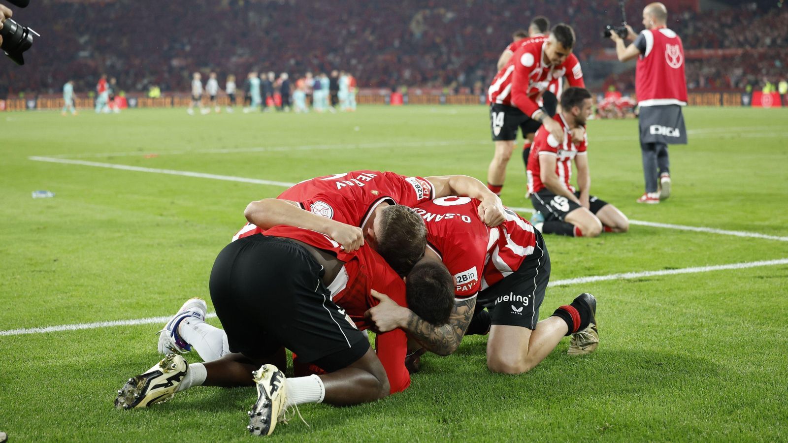 Los jugadores del Athletic celebran penalti el definitivo marcado por Berenguer.