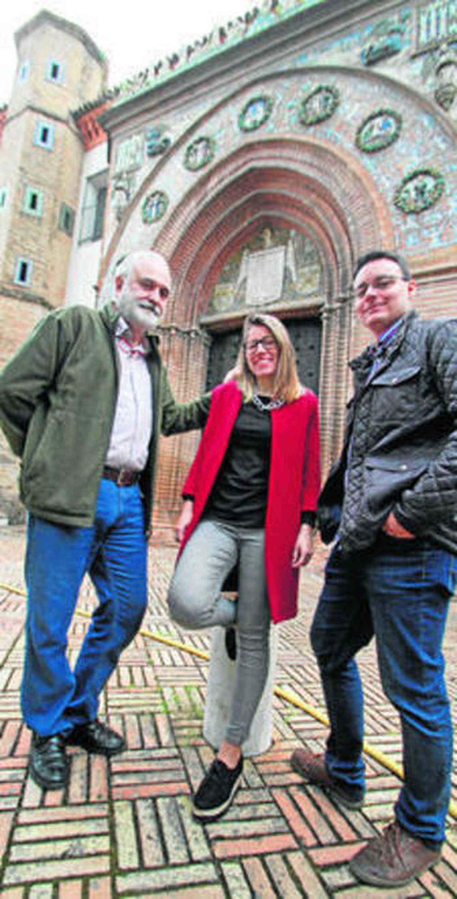 Juan Aguilar, Carmen Mora y Pablo Ruiz, ante la fantástica portada de Niculoso Pisano del monasterio de Santa Paula.
