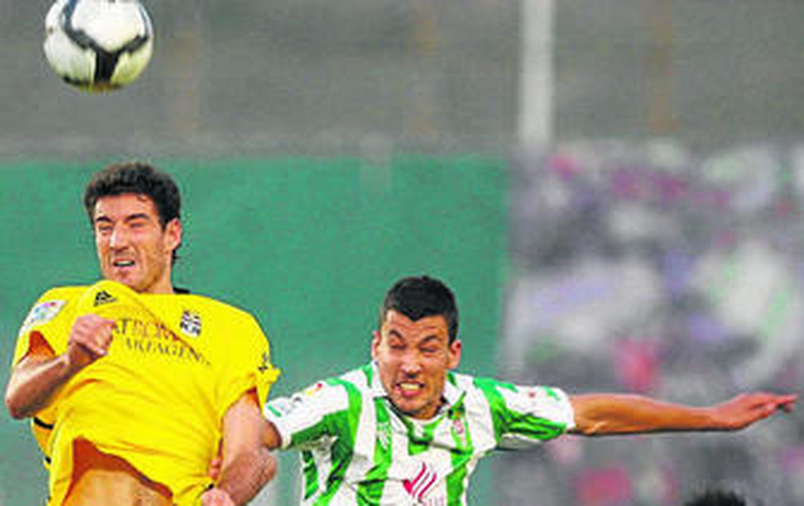 Jesús Rueda salta a por un balón con Toché, del Cartagena.