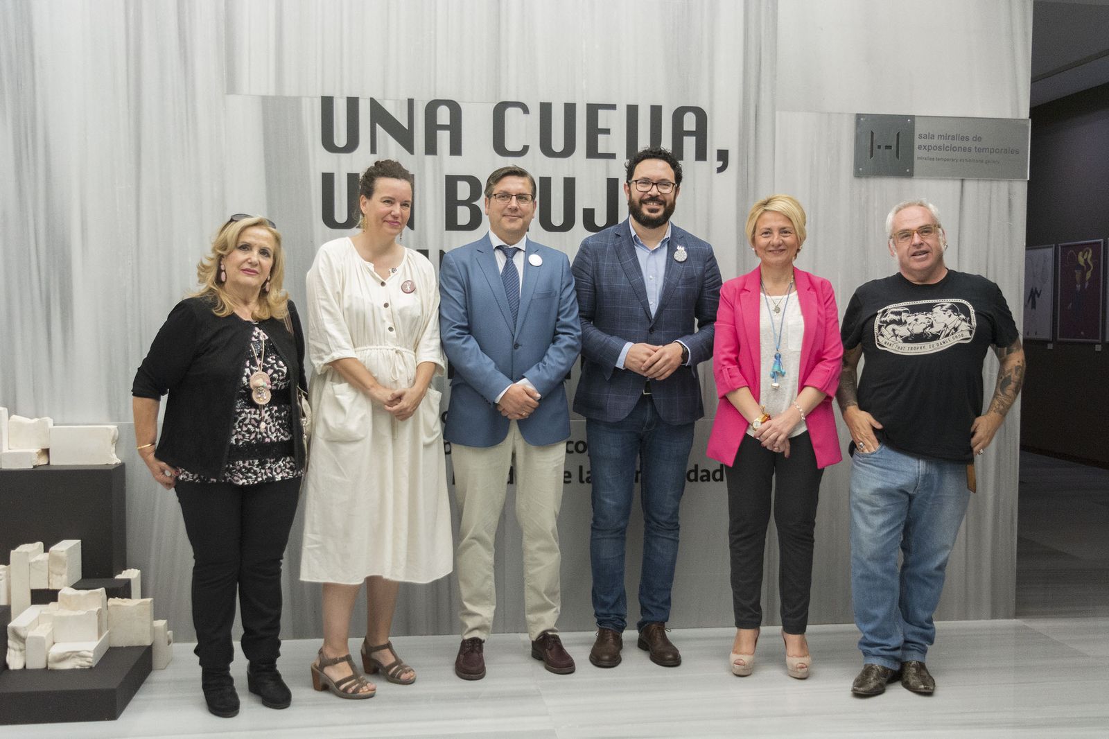 Acto de apertura de la exposición con la presencia del viceconsejero de Cultura, Alejandro Romero.