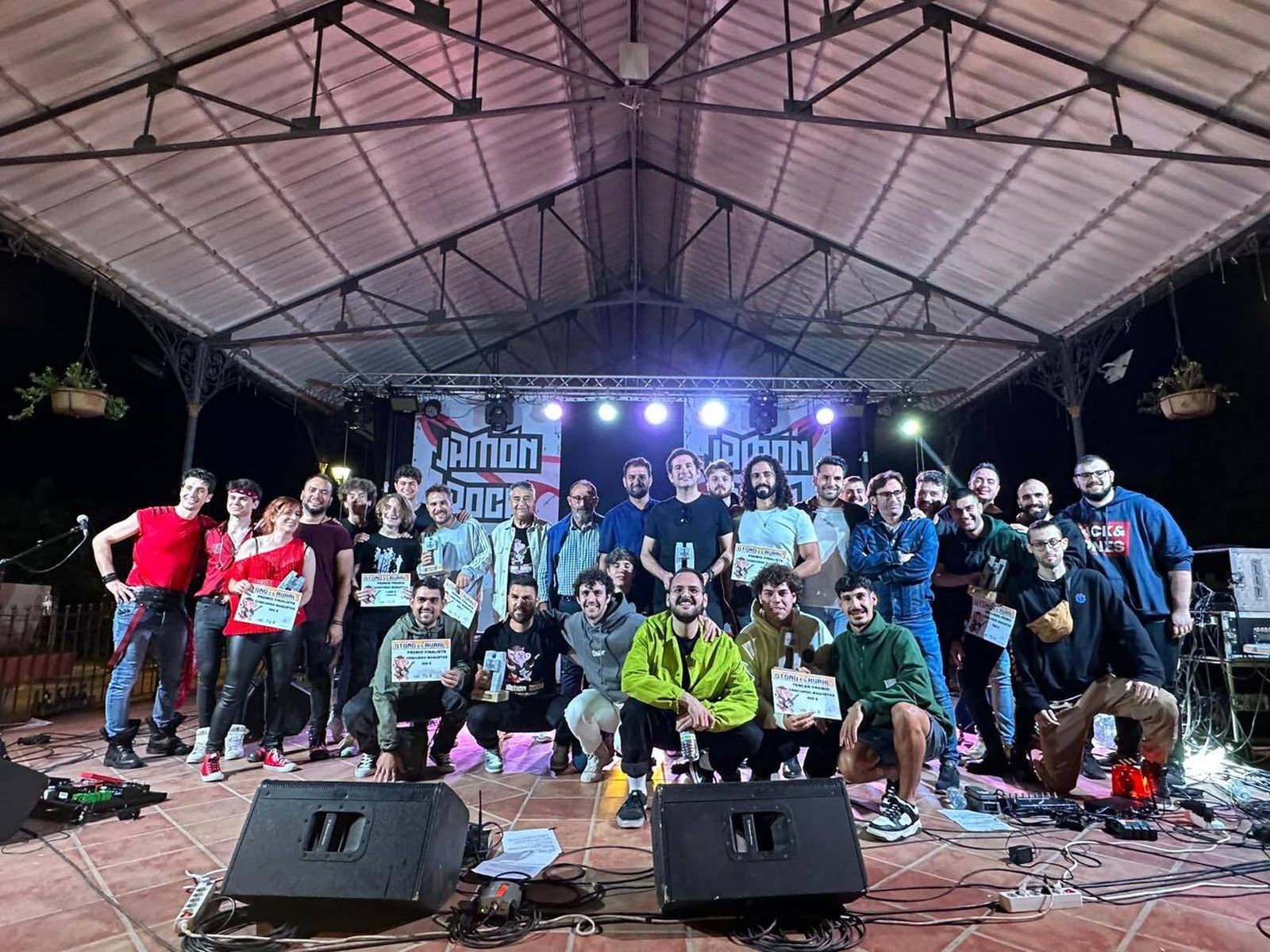 Foto de familia de los grupos premiados en el concurso hinojoseño.