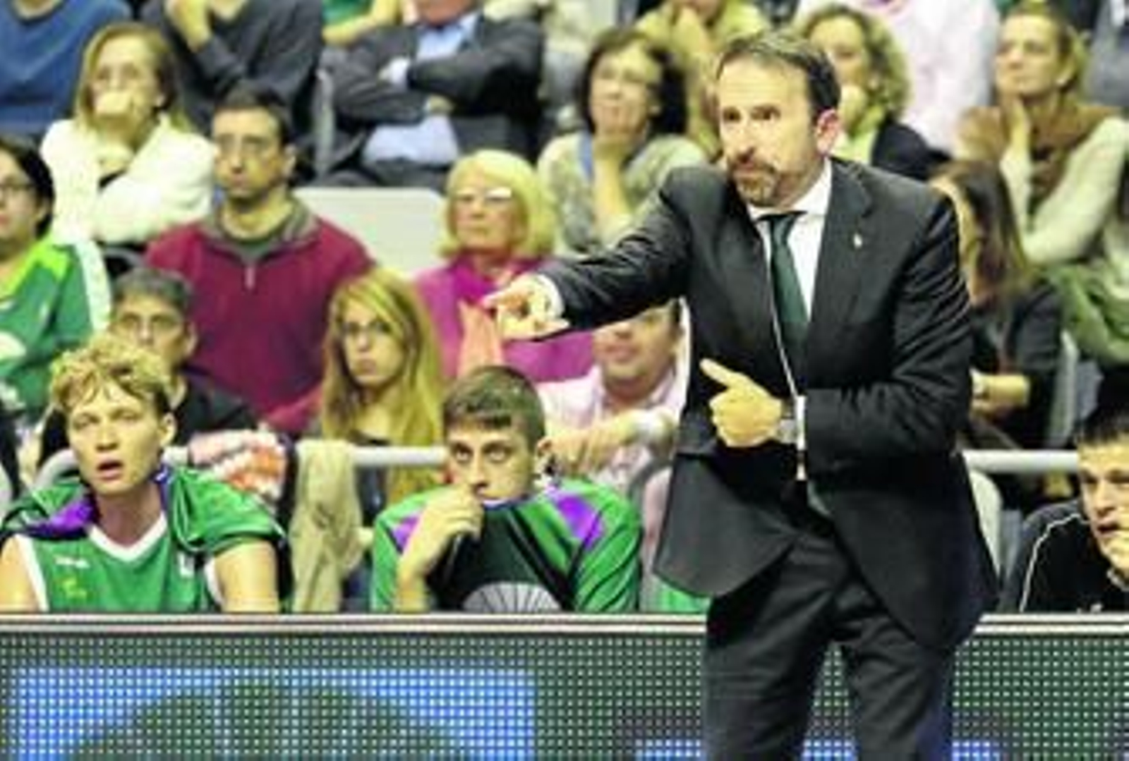 Joan Plaza da órdenes durante el partido del domingo ante el Iberostar Tenerife. Joan Plaza da órdenes durante el partido del domingo ante el Iberostar Tenerife.