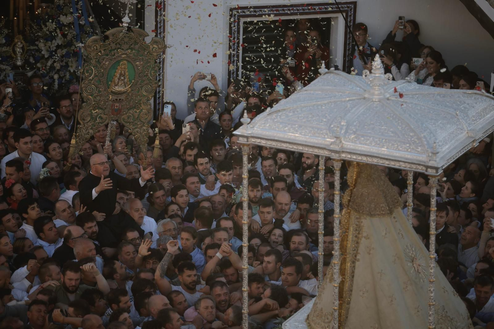 El Rocío 2024: Imágenes del ambiente de la procesión de la Virgen este Lunes de Pentecostés