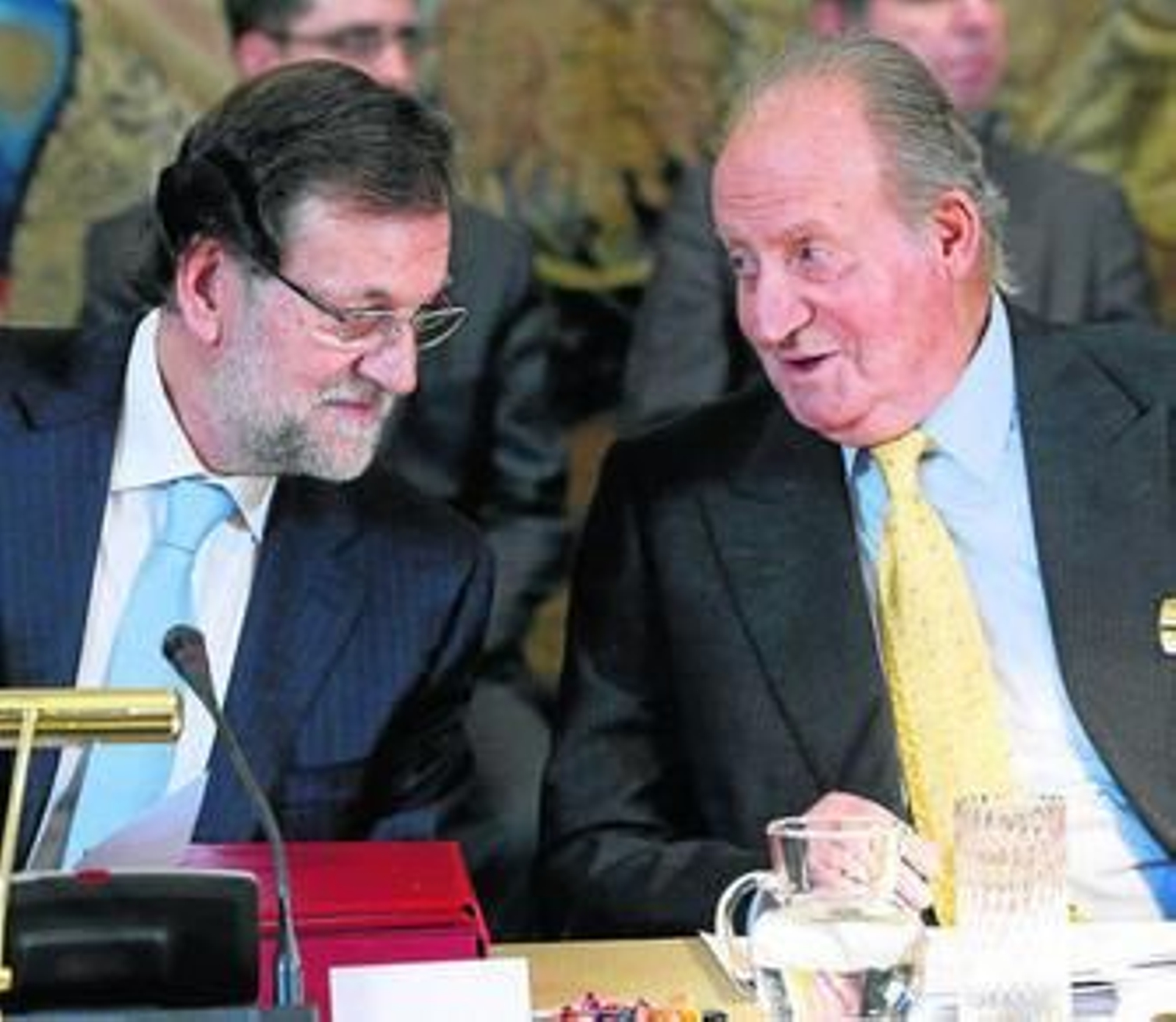 Mariano Rajoy y el rey Juan Carlos durante un acto ayer en el Palacio de La Zarzuela.