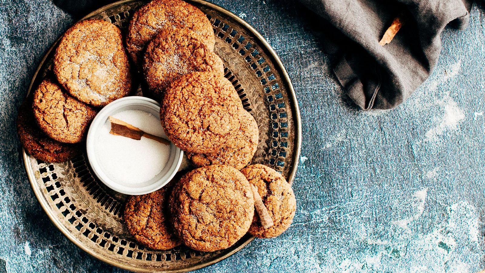 Galletas y un vaso de leche, el desayuno de los campeones - y de los Escorpio.