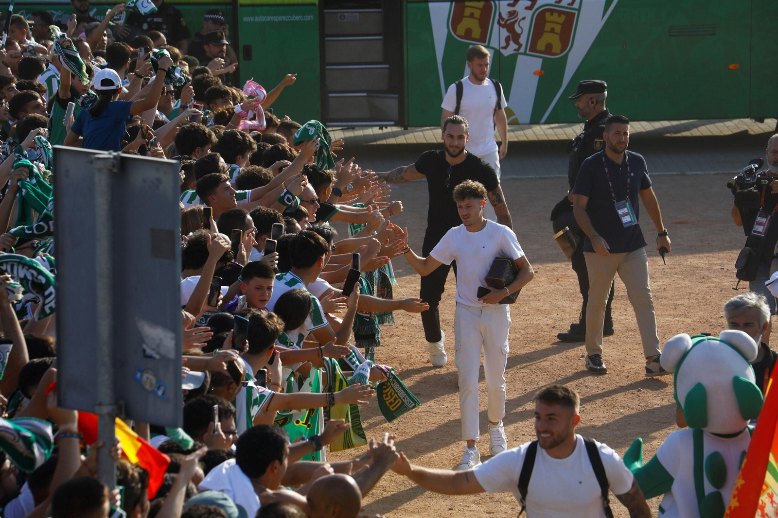 Las mejores imágenes del espectacular recibimiento a los jugadores del Córdoba CF antes de la final por el ascenso