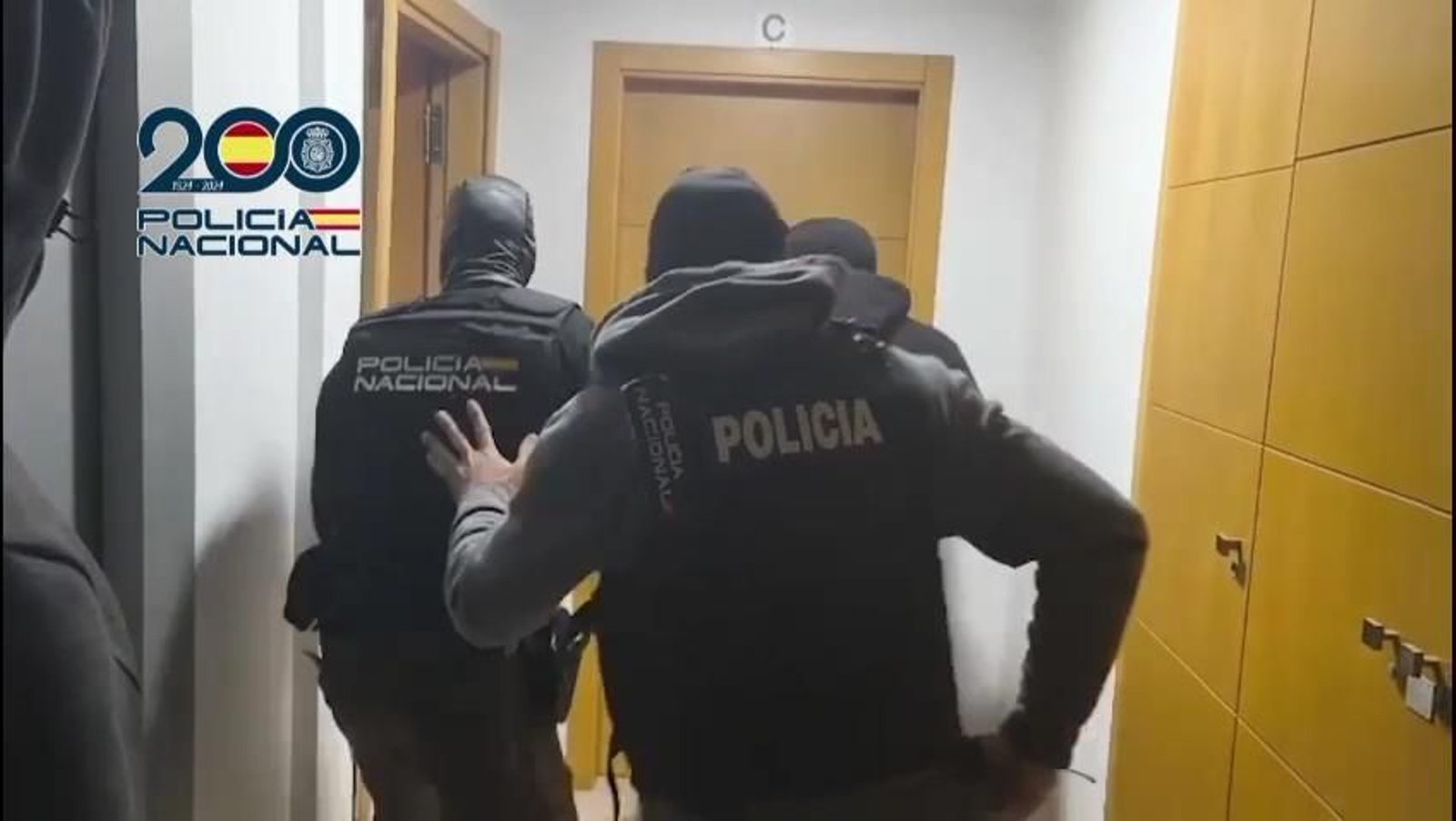 Así fue la intervención de la policía en un punto de venta de droga en una vivienda de Estepona
