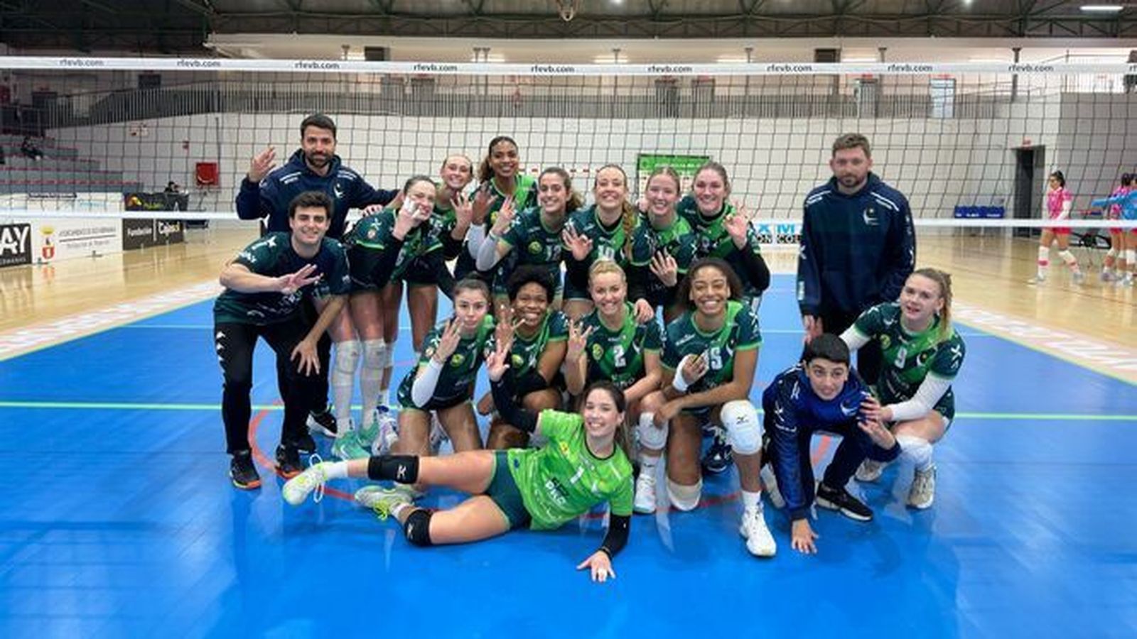 Las jugadoras del FP Pro Voley Cajasol celebran el último triunfo contra el Kiele Socuéllamos.