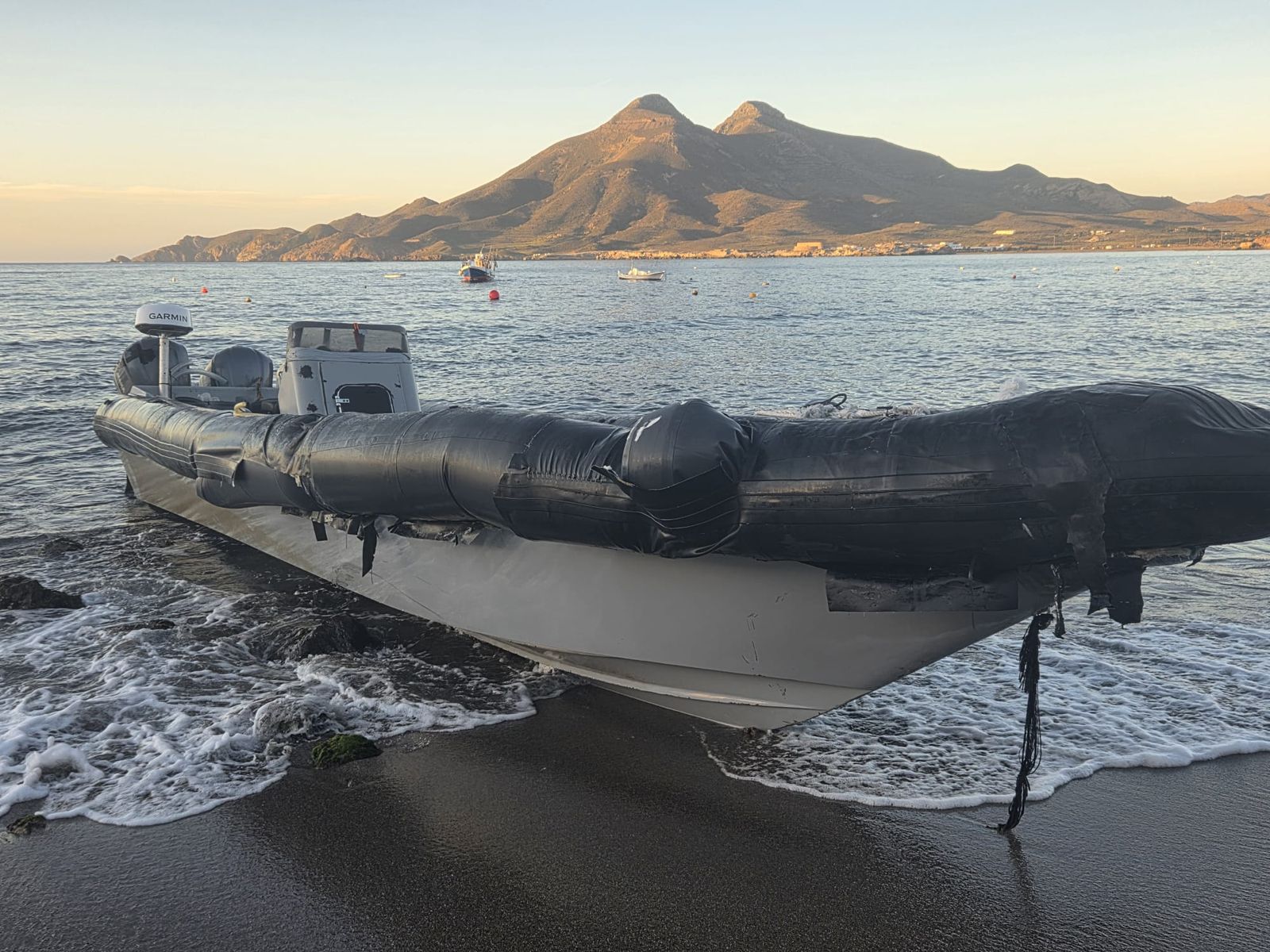 Narcolancha varada en La Isleta del Moro.