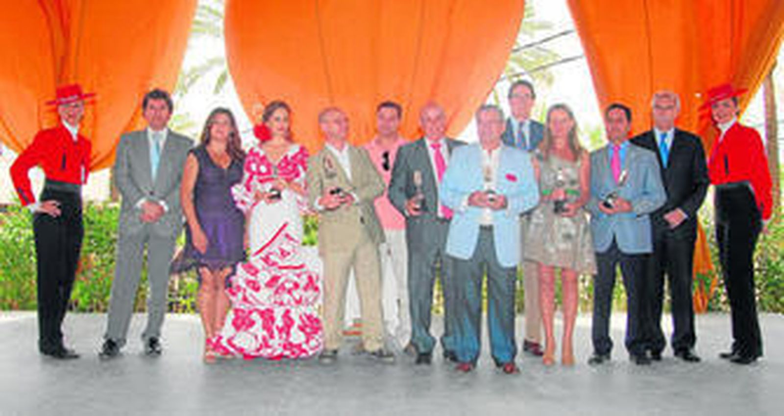 Foto de familia del conjunto de casetas premiadas tanto en la vertiente particular como de empresas, ayer en el templete municipal.