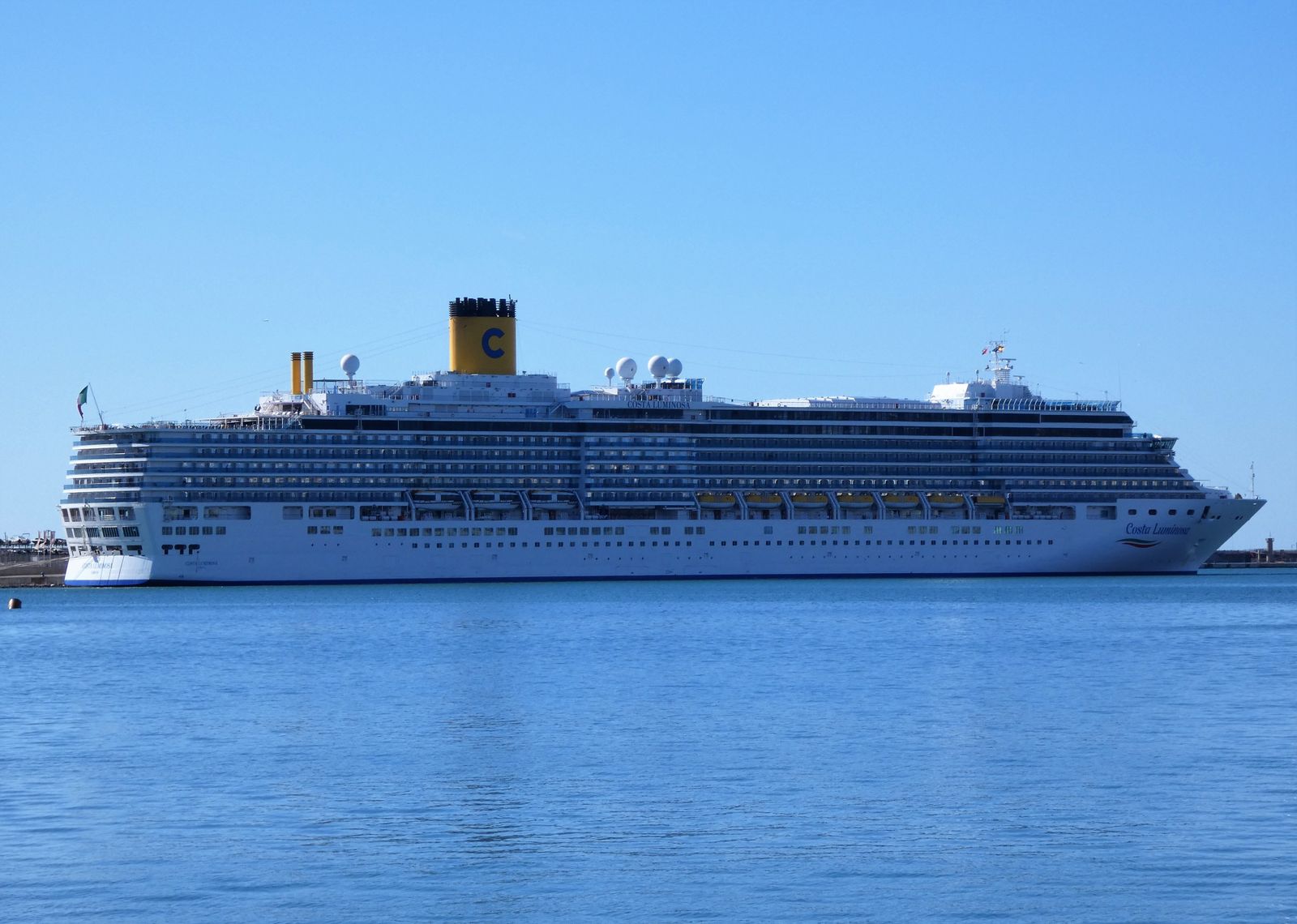 Buque 'Costa Luminosa' atracado este miércoles en el puerto de Málaga.