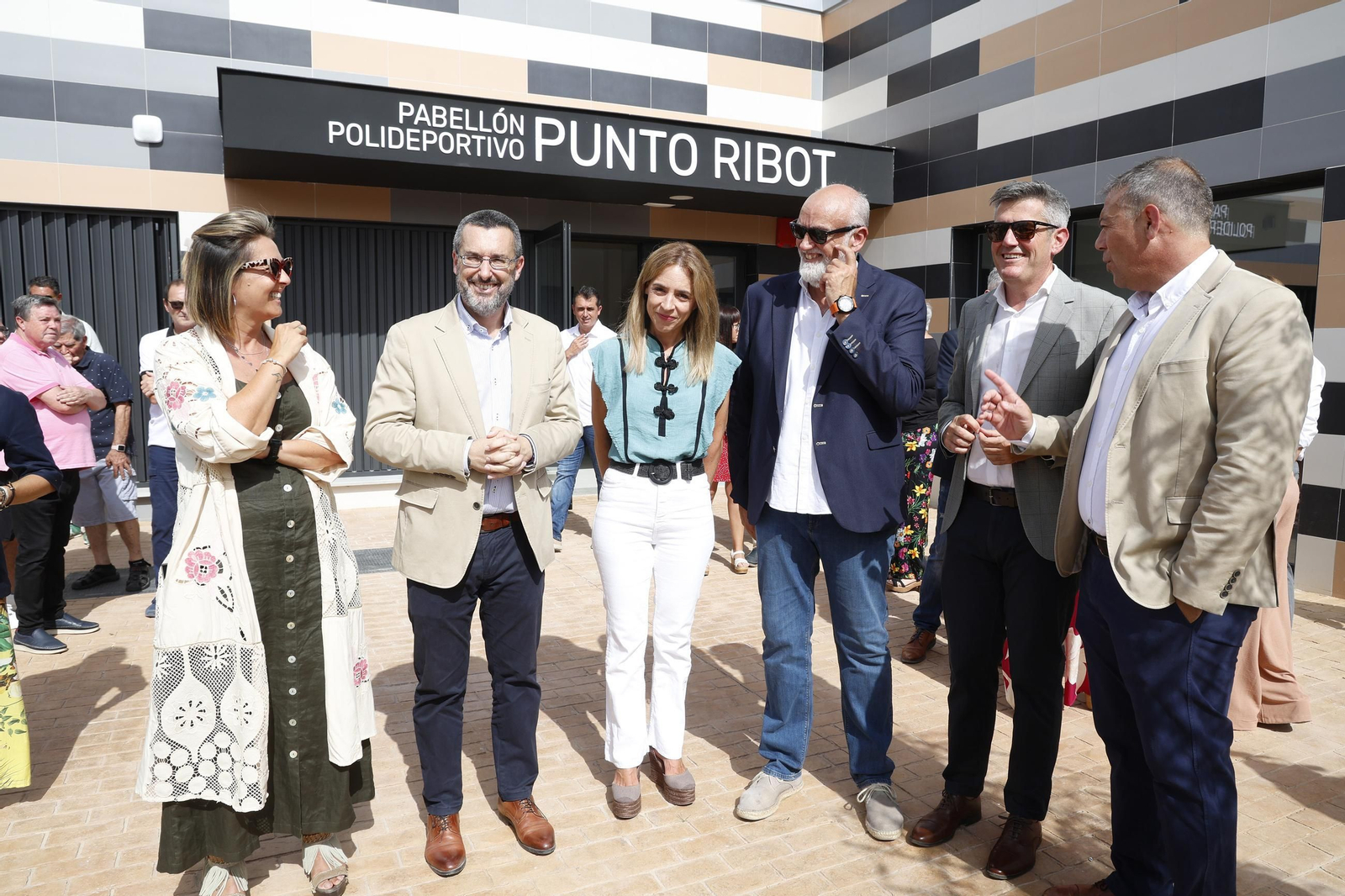 Juan Franco y Almudena Martínez (segundo y tercera por la izq.), el pasado 18 de junio, en la inauguración del pabellón deportivo de Punto Ribot, en La Línea, construido con cargo a la Diputación de Cádiz.