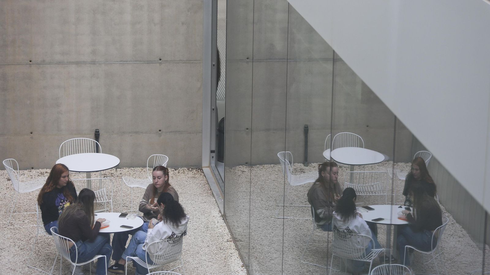 Un grupo de alumnas en uno de los patios.