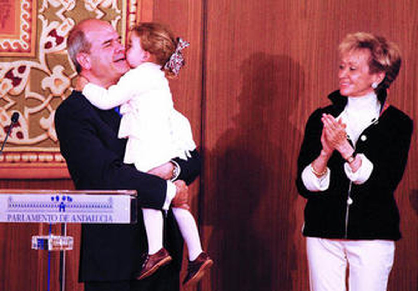 María Teresa Fernández de la Vega y Manuel Chaves, con su nieta en brazos, en la toma de posesión de éste como presidente de la Junta.