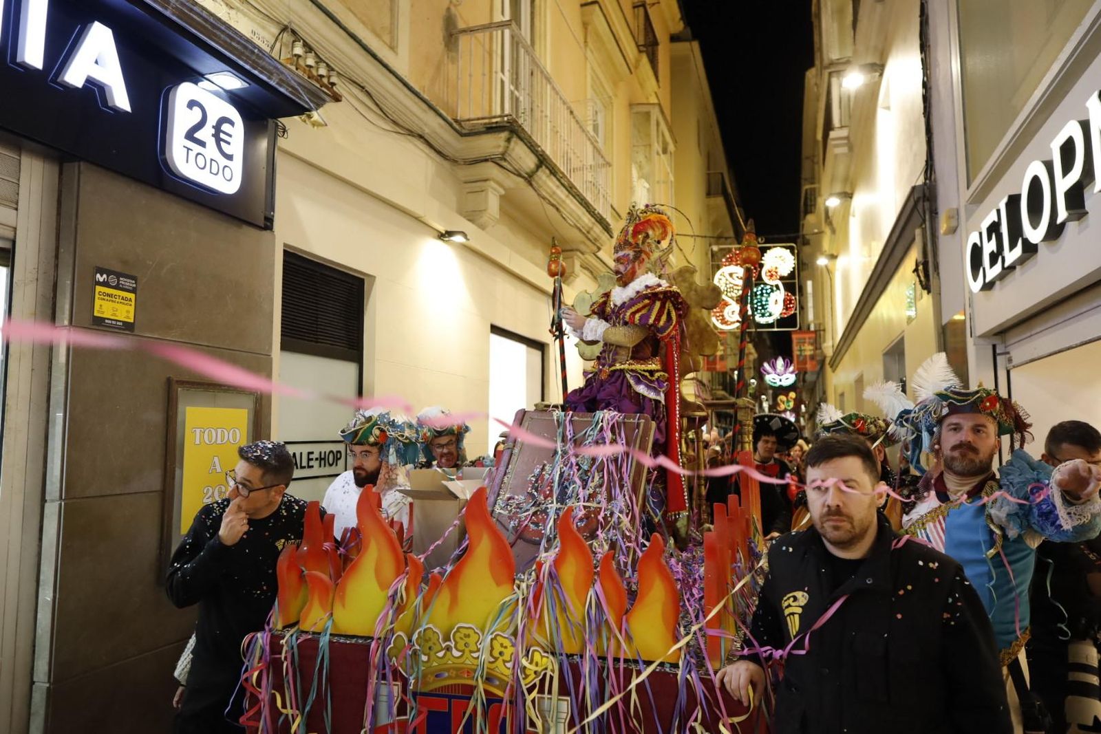 Cortejo, acto y quema del Dios Momo del Carnaval de Cádiz 2026
