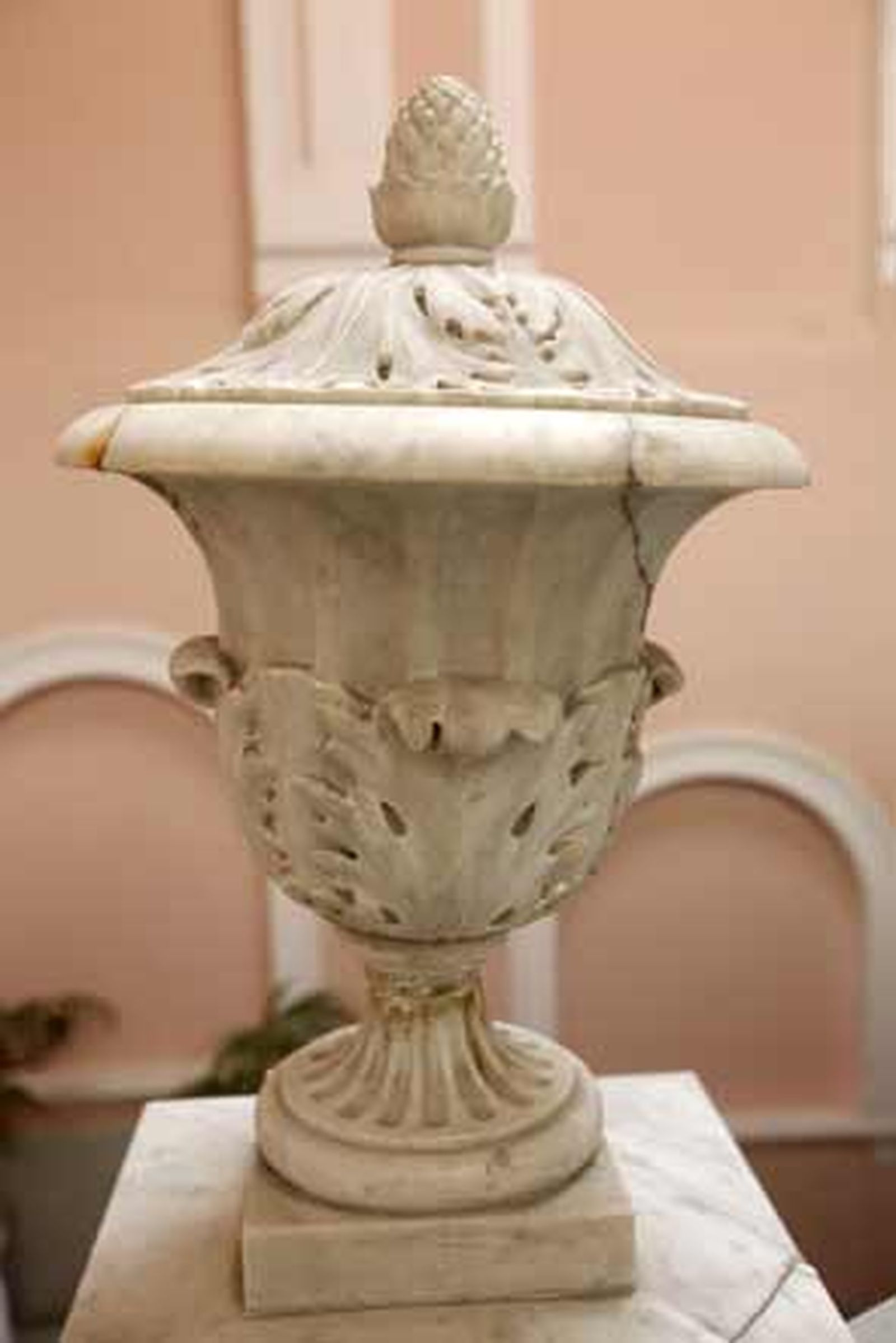 El inmueble, situado en la esquina de las calles Novena y Barrié, esobra del arquitecto Fernando Ortiz Vierna y fue construido en la segunda mitad del siglo XIX. Actualmente alberga  cuatro viviendas y un hermoso patio 

Foto: Jesus Marin