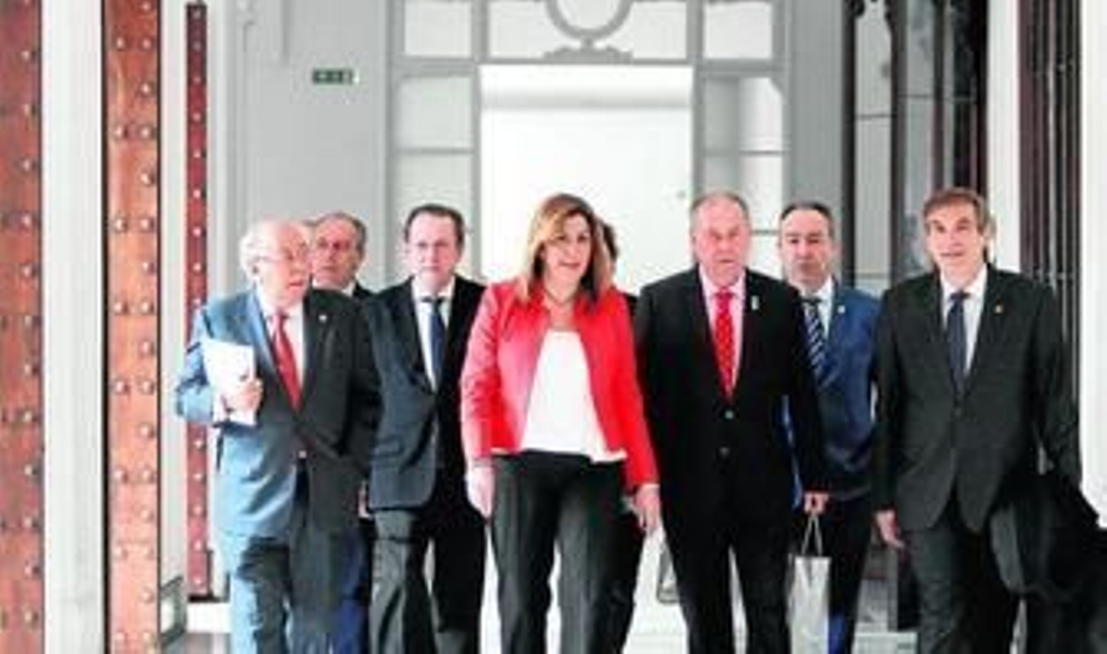 La presidenta de la Junta, Susana Díaz, con los presidentes de las cofradías andaluzas.