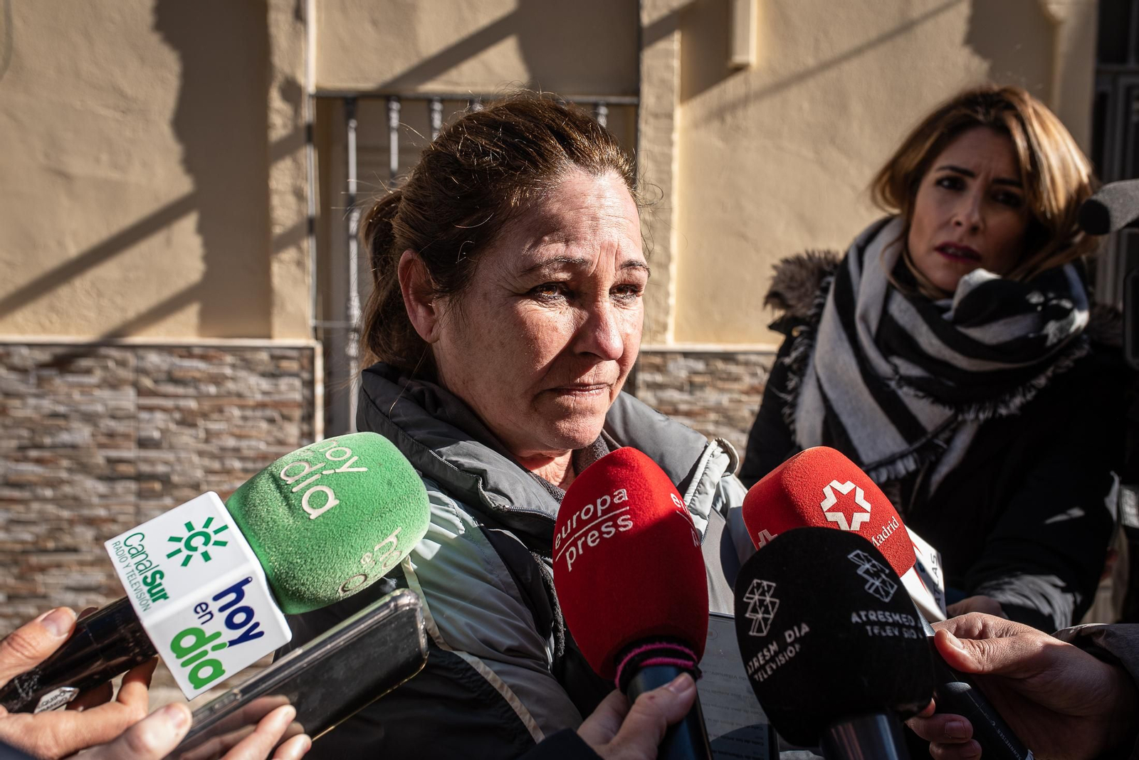 Imágenes de la dramática mañana de tensión que se ha vivido en Isla Chica tras el incendio en una vivienda