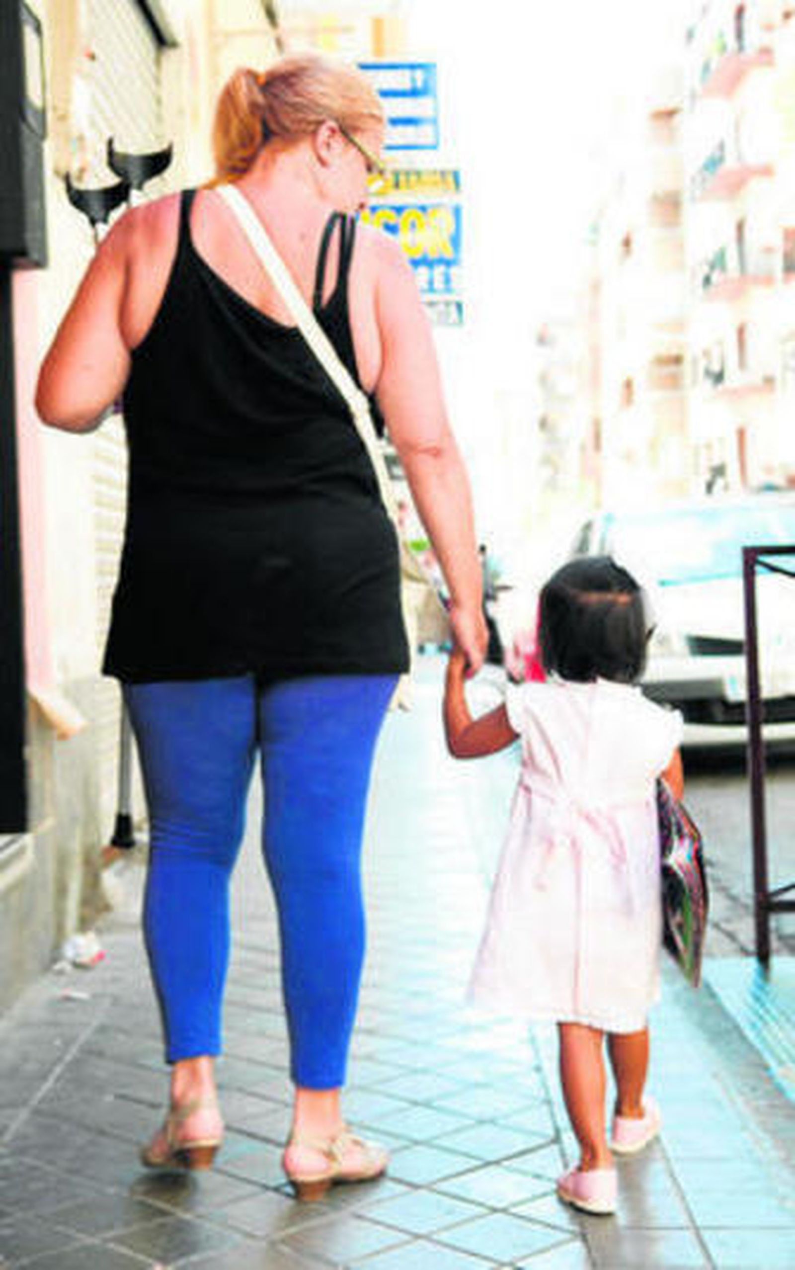 Una madre junto a su hija.