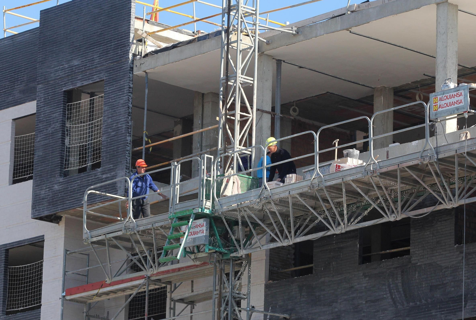 Imagen de archivo de obreros trabajando en la construcción
