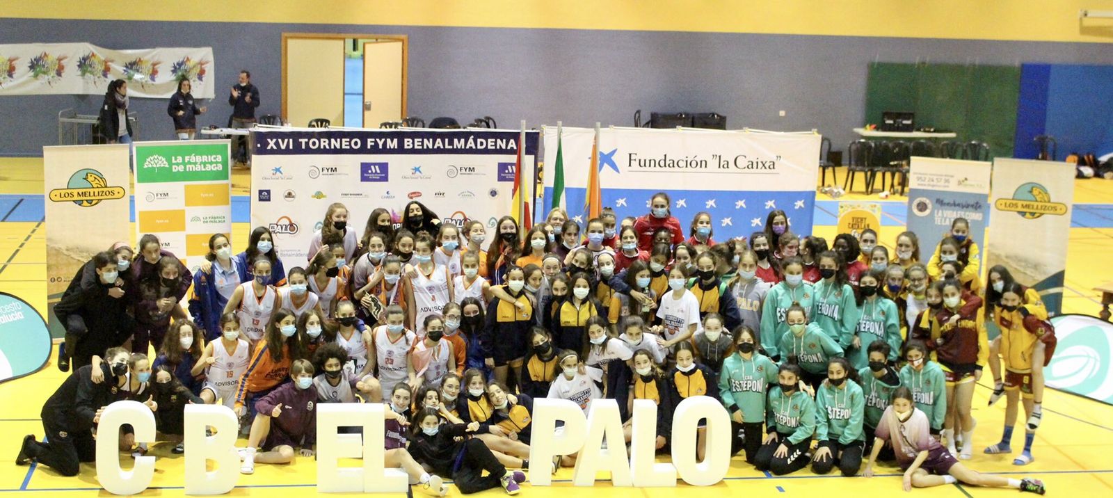 Foto de familia de las jugadoras participantes.