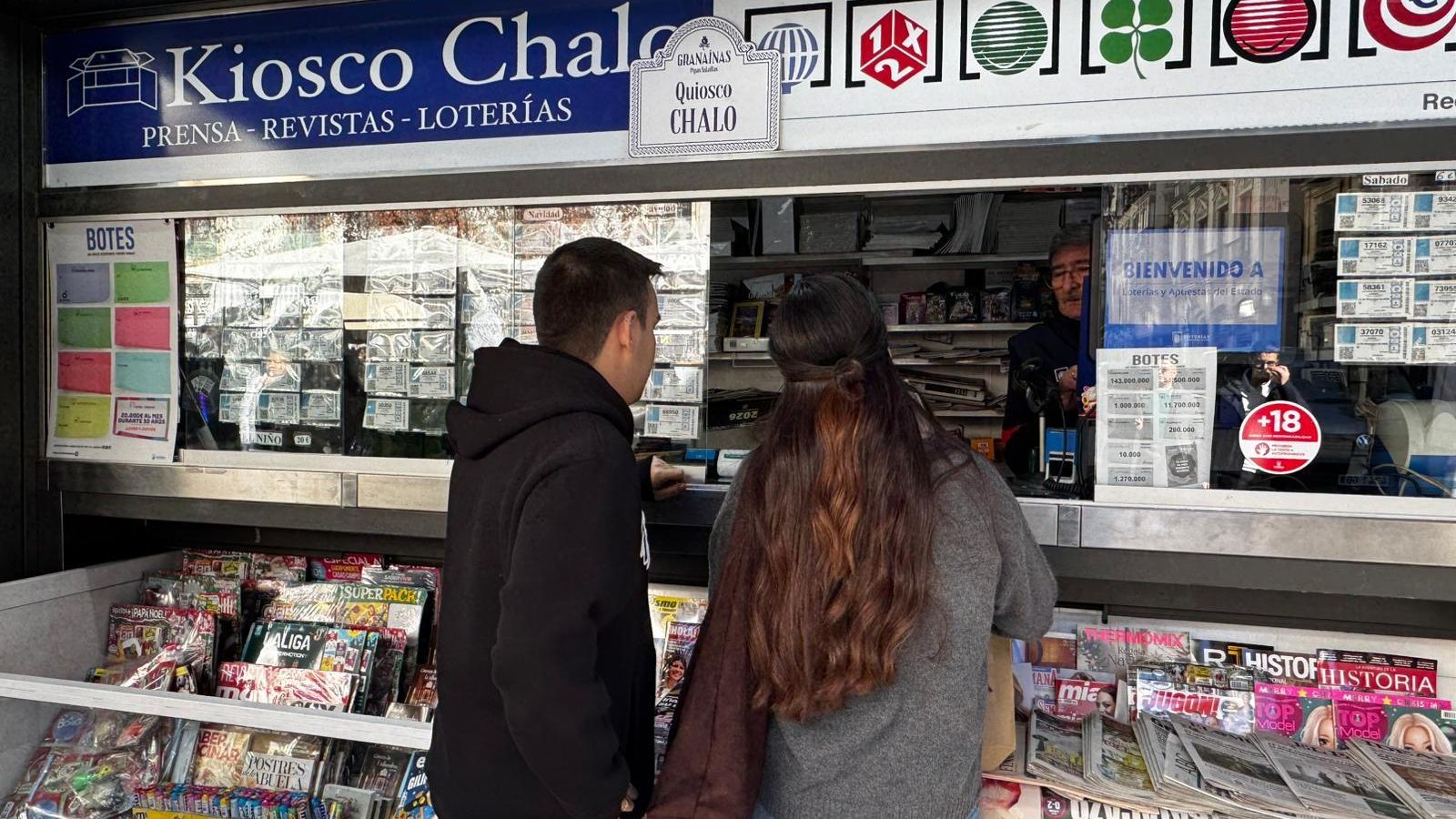 Dos jóvenes de Mallorca compran sus décimos tras hacer cola
