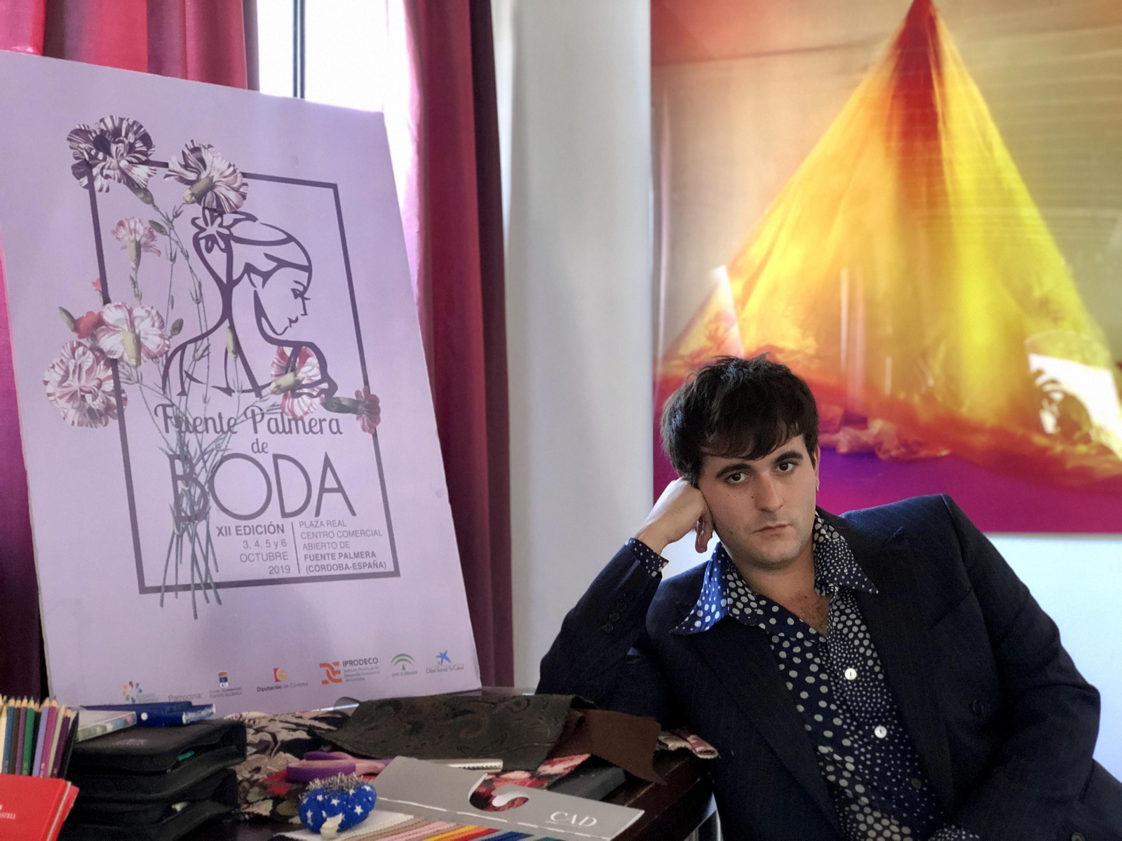 Palomo Spain posa junto al cartel de Fuente Palmera de Boda.
