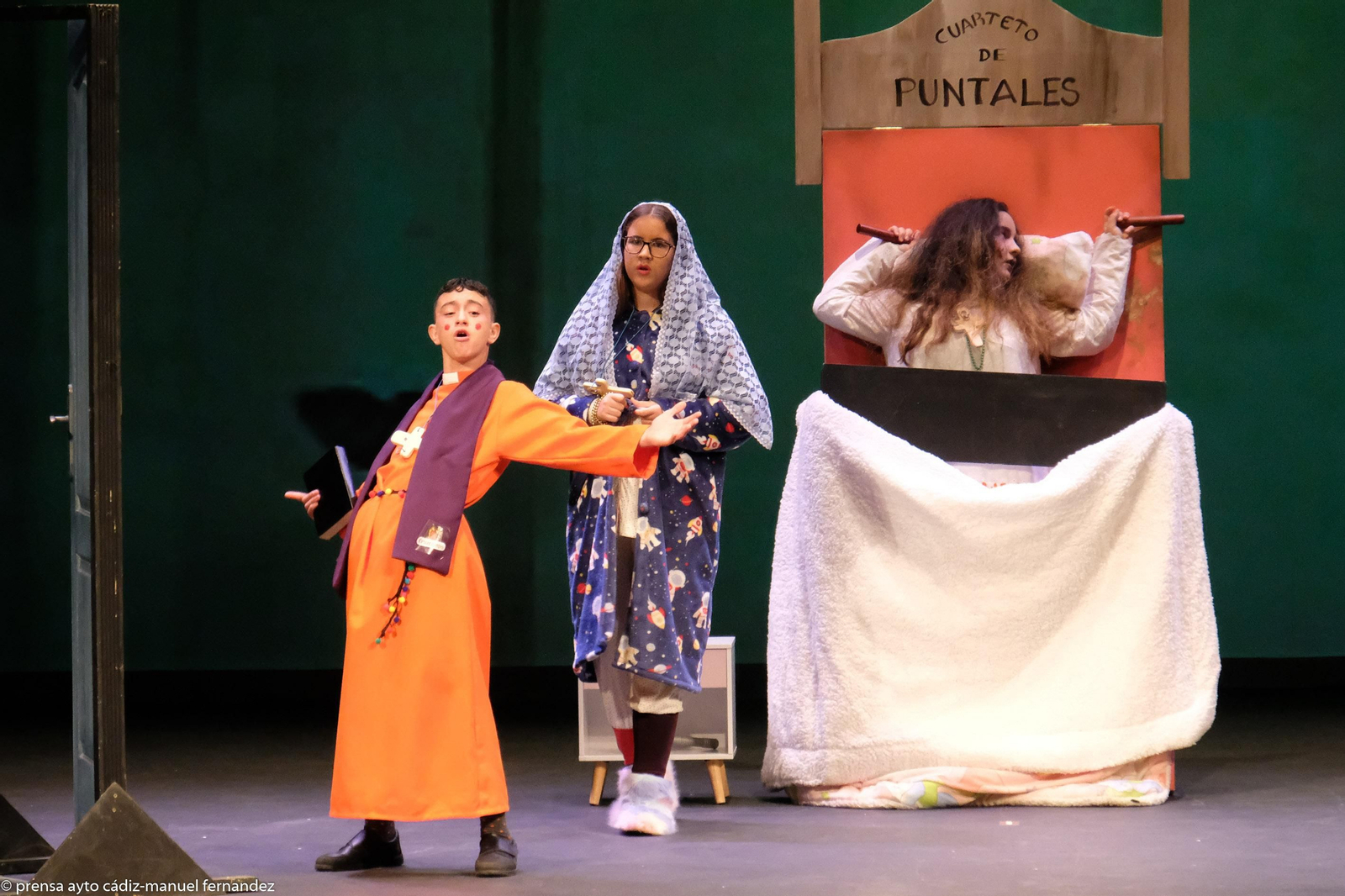 Cuarteto Un cura, una madre, la niña del exorcista y dos que quieren ser catequista.