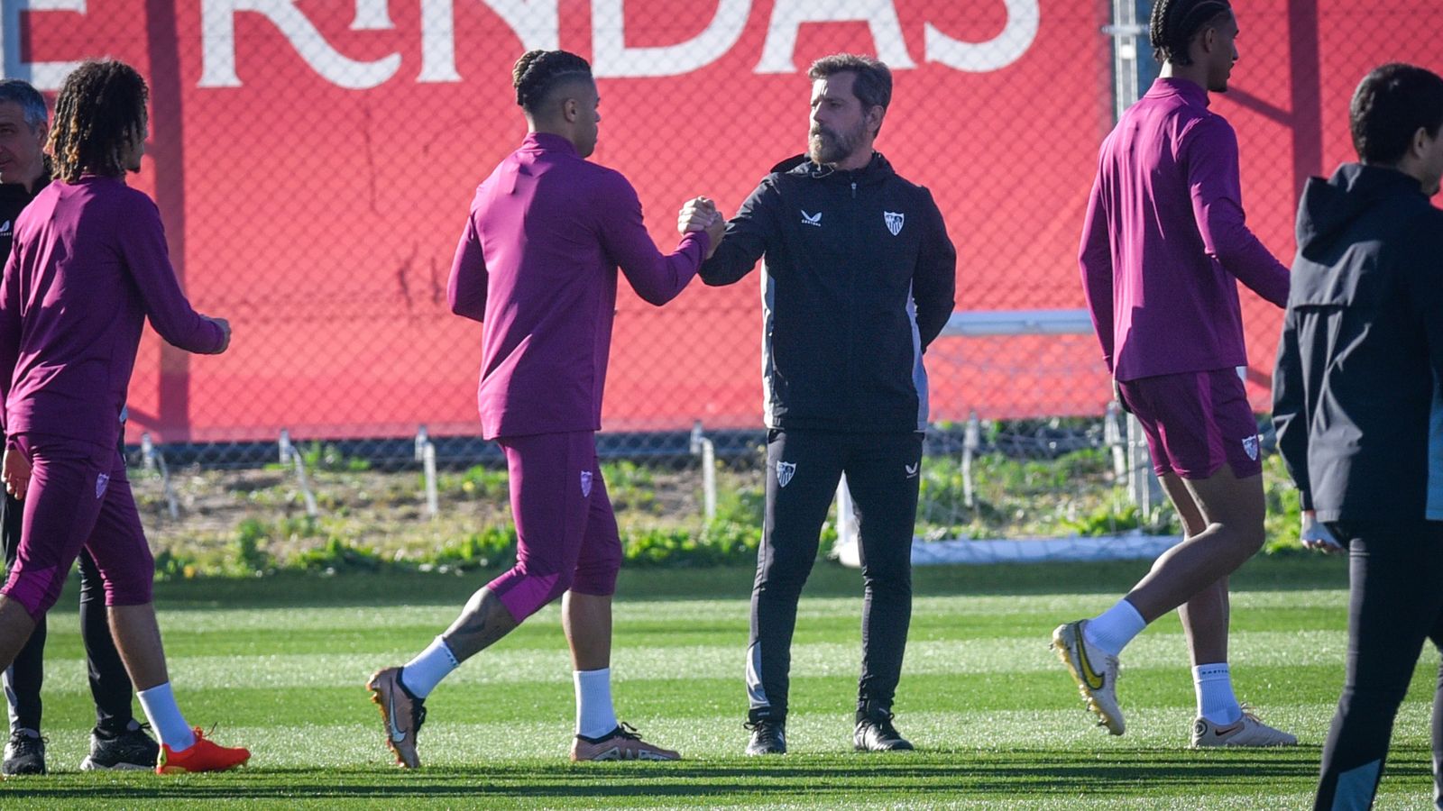 Quique Sánchez Flores saluda a Mariano en el entrenamiento de ayer.