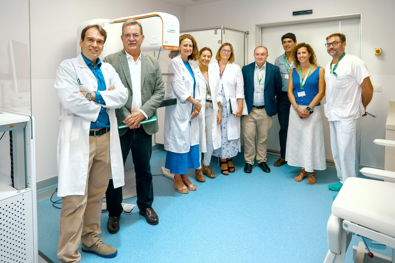 Visita institucional a una de las salas con los nuevos dispositivos en el hospital.