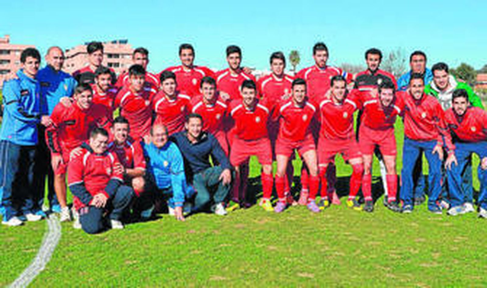 Técnicos y jugadores del Recreativo Portuense posaron juntos antes del histórico partido del domingo.
