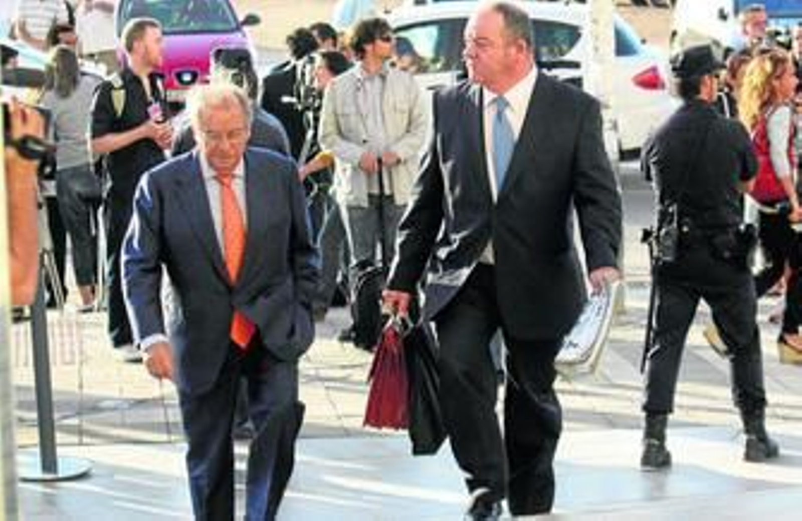 El empresario Fidel San Román, junto a su abogado, Jorge Manrique, el 27 de septiembre de 2010, día que comenzó el juicio por el caso Malaya.