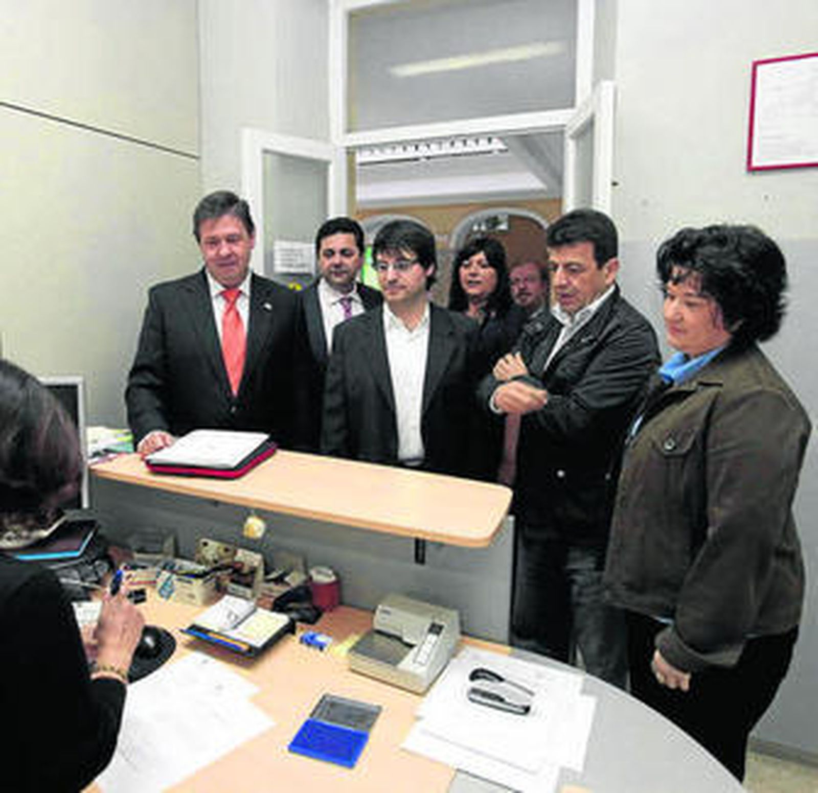 Rodríguez-Izquierdo e integrantes de su equipo presentan la candidatura.