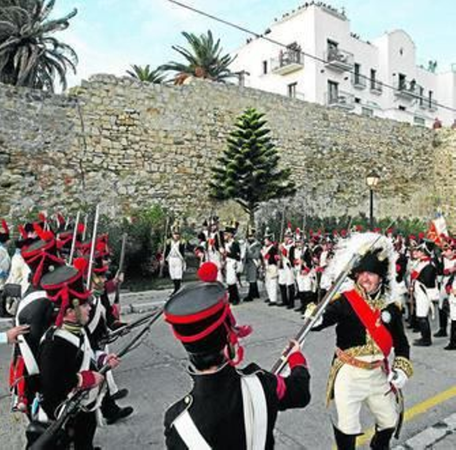 La recreación en primer plano y, al fondo, la gente asomada viéndolo.
