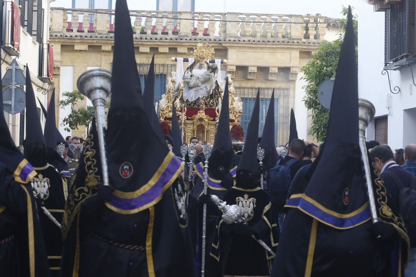 Jueves Santo en Córdoba: La procesión de las Angustias, en imágenes