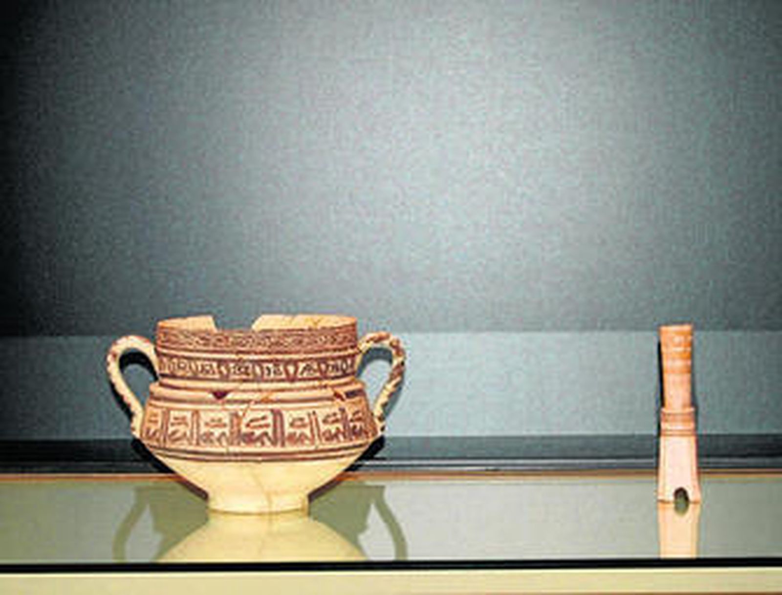 Dos piezas de origen andalusí conservadas en el museo.