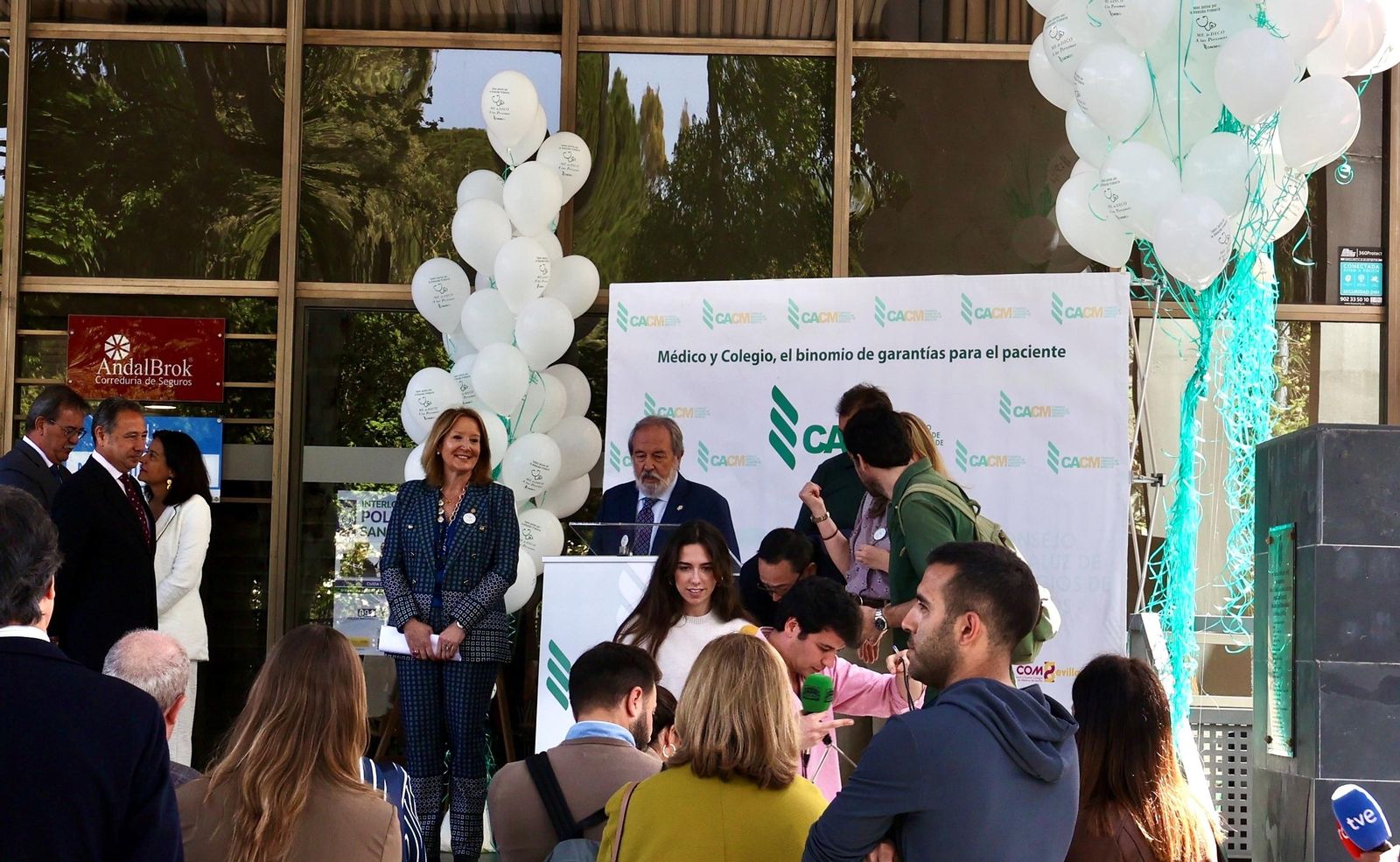 EL presidente del CACM con algunos de los participantes en el acto en la sede del Consejo Andaluz de Colegios de Médicos