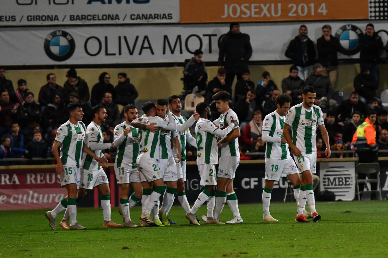 Los jugadores del Córdoba celebran el gol de Aythami en el Municipal de Reus.