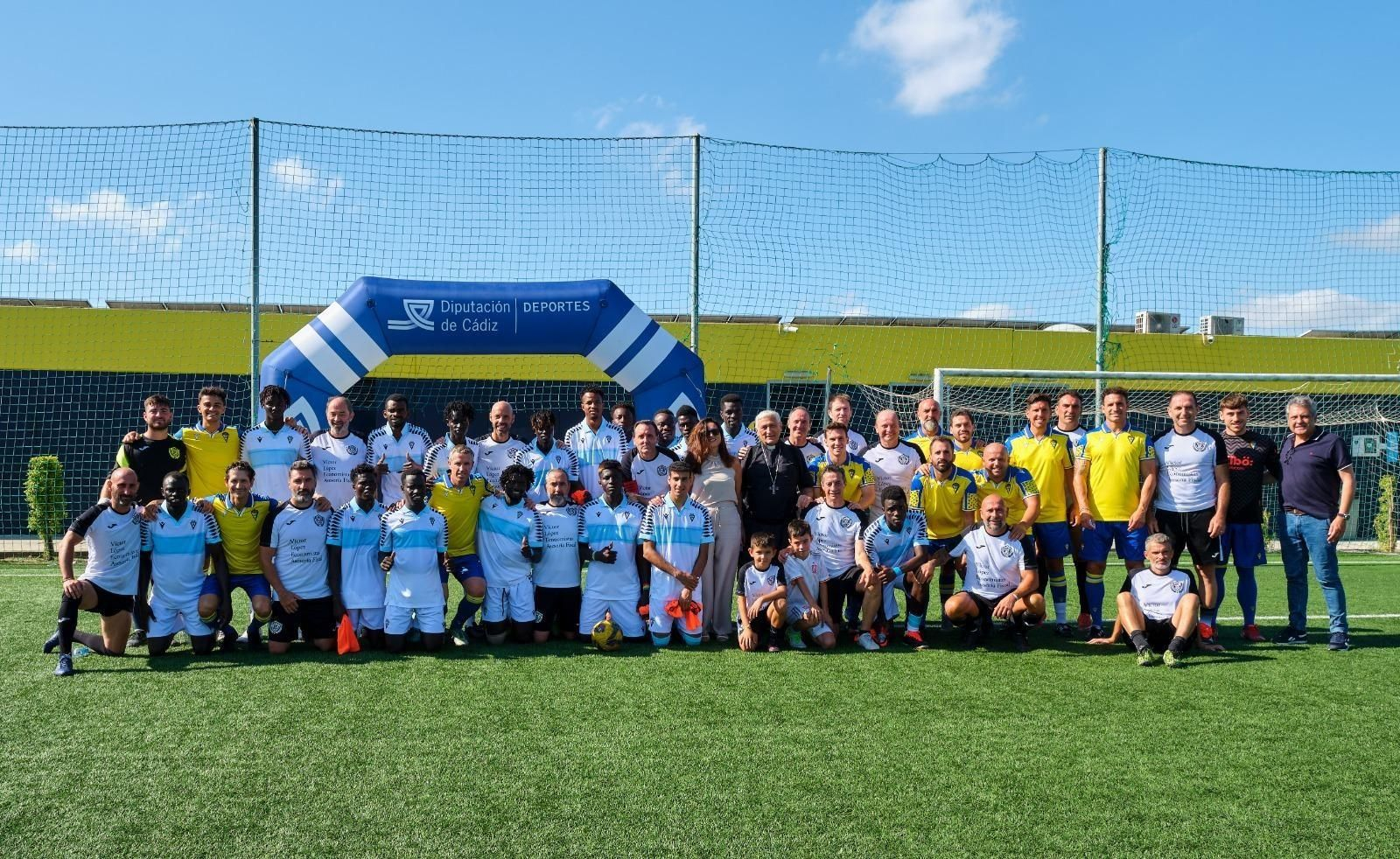 Los 3 equipos participantes: Migrantes de la Fundación Tierra de Todos y la Asociación Cardijn, la APC y empleados y ex futbolistas del Cádiz C.F Los 3 equipos participantes: Migrantes de la Fundación Tierra de Todos y la Asociación Cardijn, la APC y empleados y ex futbolistas del Cádiz C.F