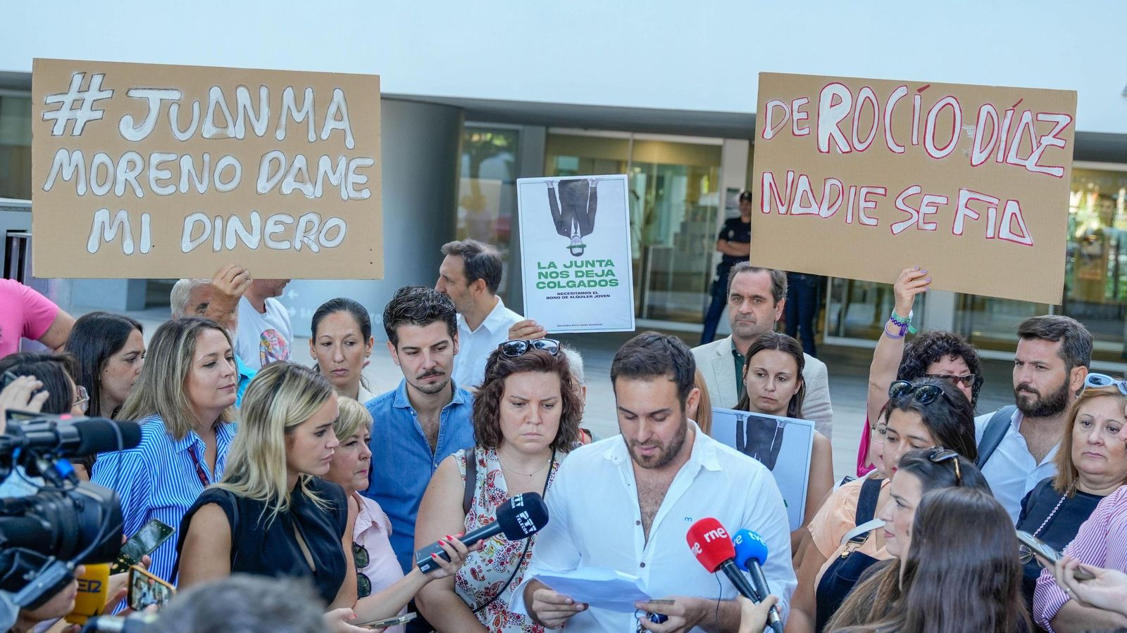 El representante de la plataforma de Afectados por el Bono Alquiler Joven, Manuel Sanz, atiende a los medios a las puertas de la Consejería de Fomento