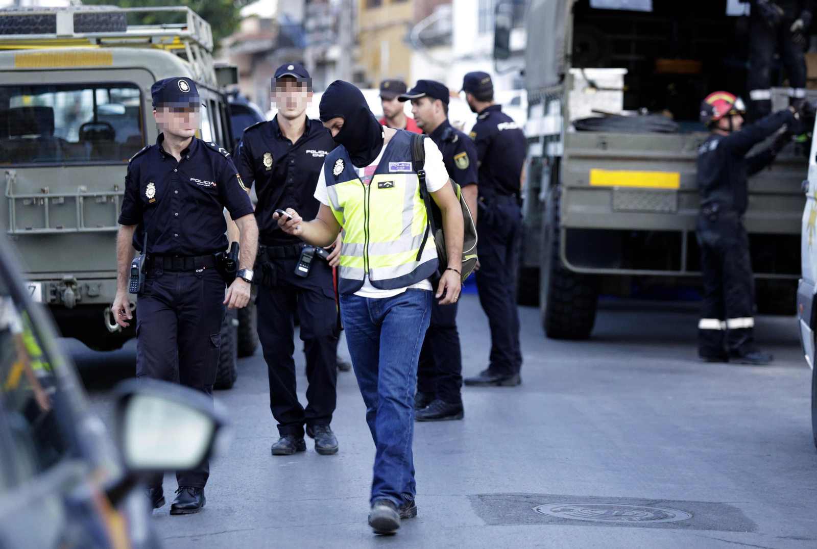 El operativo de búsqueda de los cuerpos en Dos Hermanas