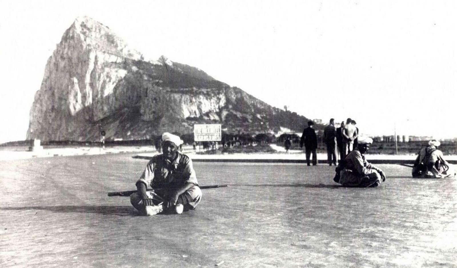 Tropas marroquíes controlando la frontera de Gibraltar.