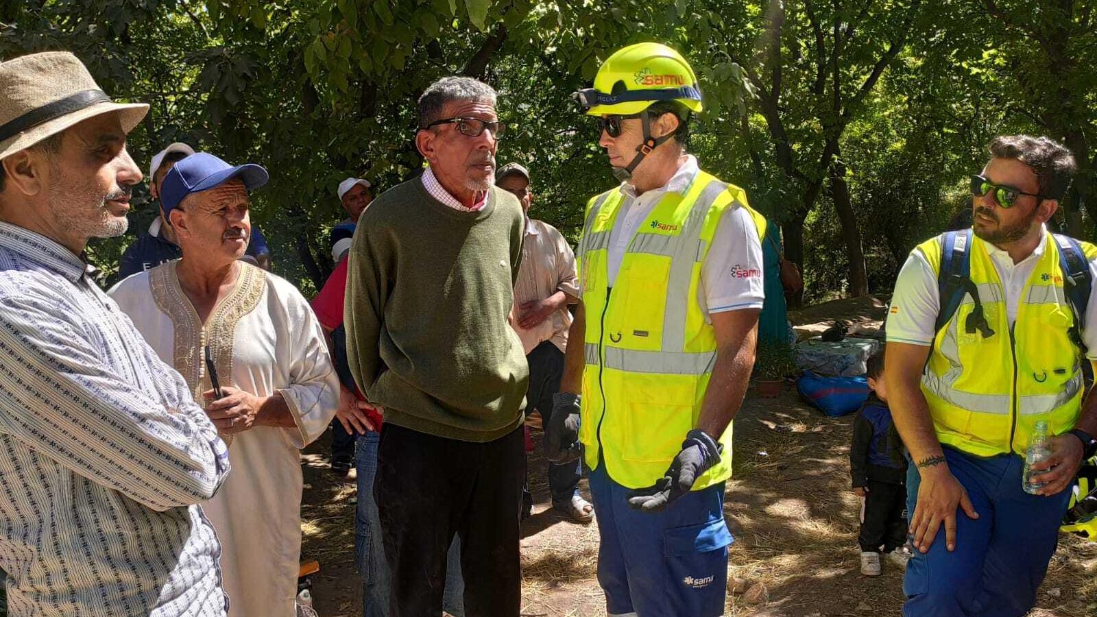 Rescatistas junto a los lugareños.