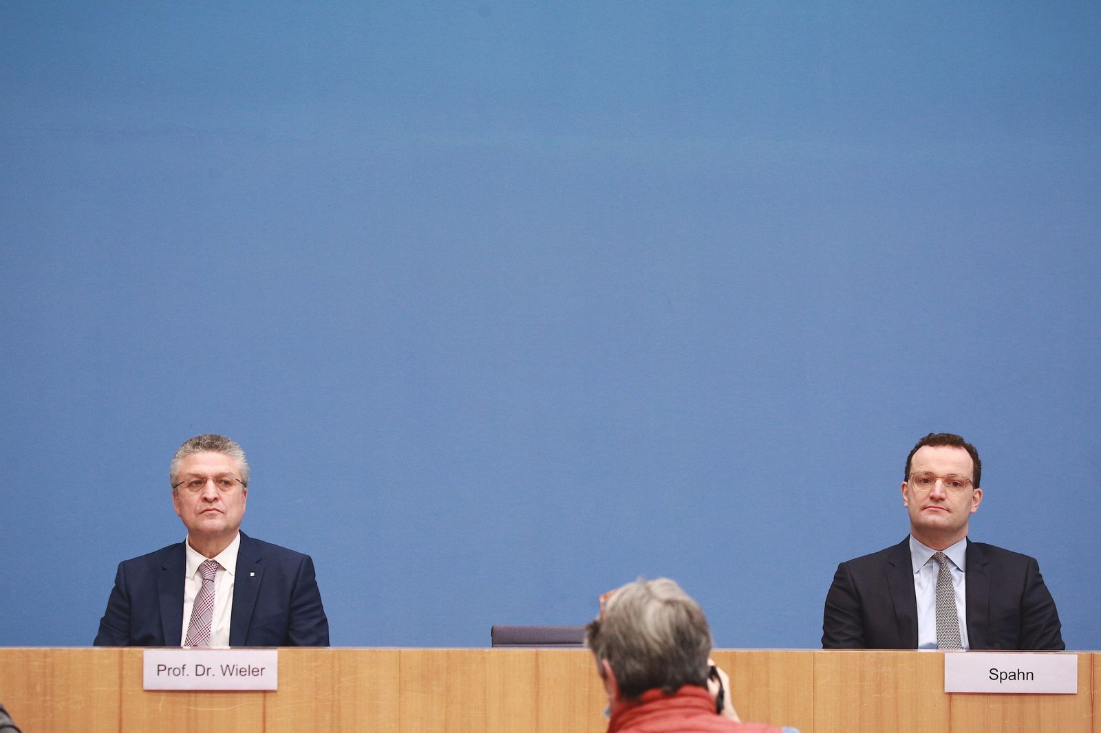 El presidente del Robert Koch Institute, Lothar H. Wieler (izq.), y el ministro de Sanidad alemán, Jens Spahn, atienden a la prensa en Berlín.