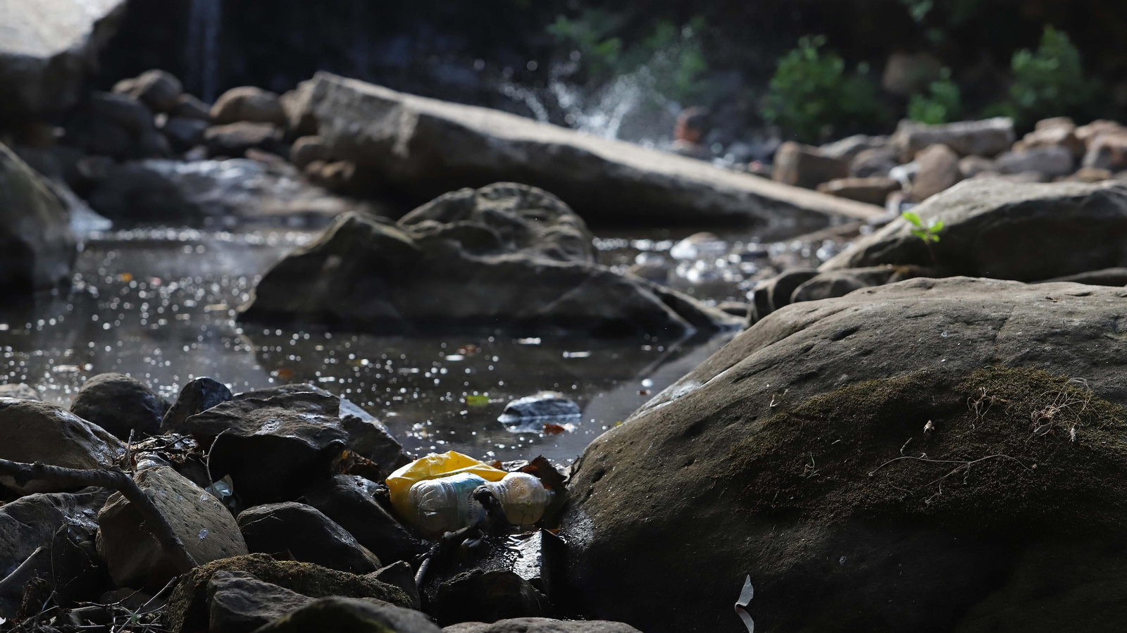 Basura en el sendero del Río de la Miel