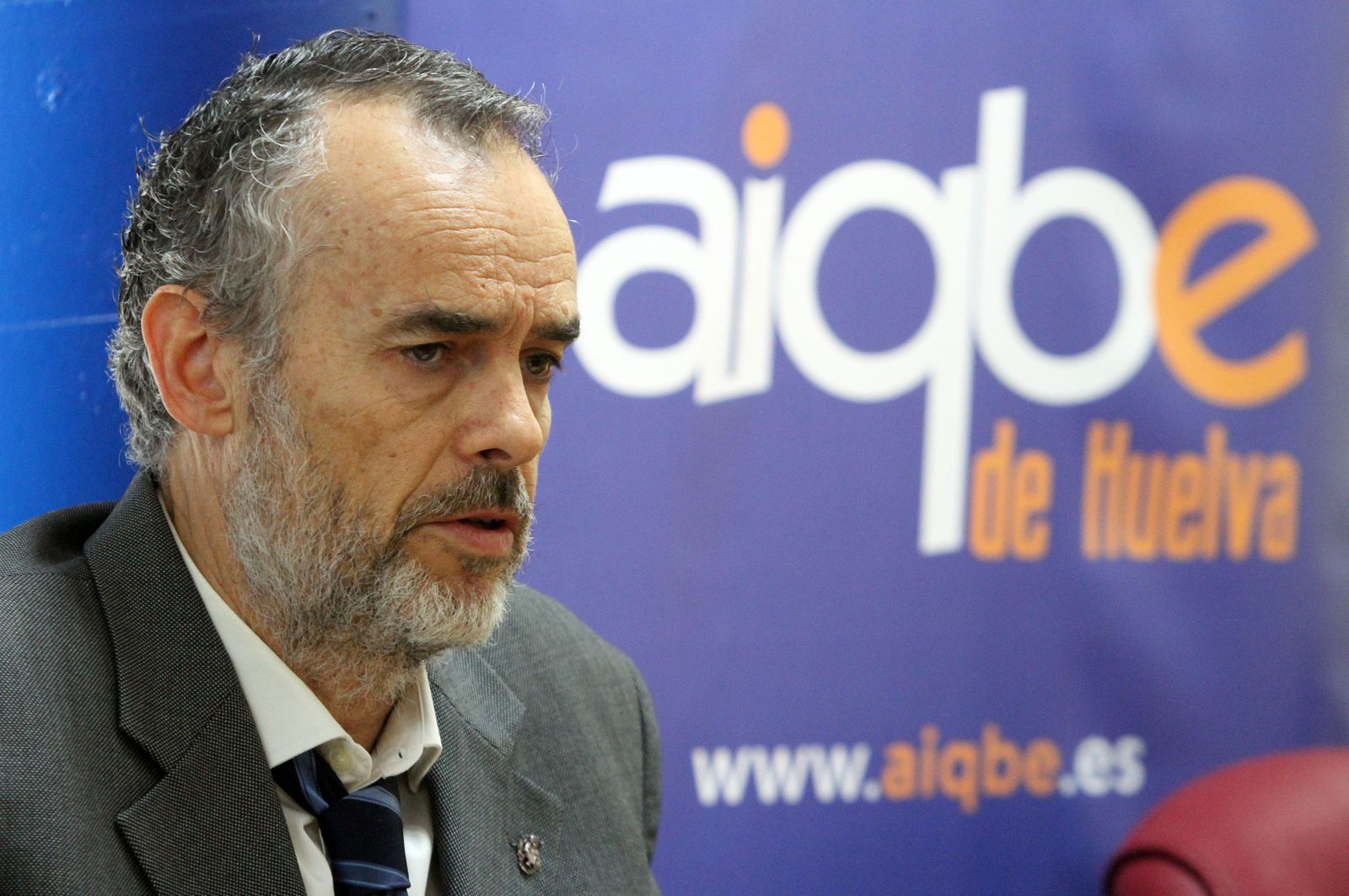 EL presidente de Aiqbe de Huelva durante una rueda de prensa