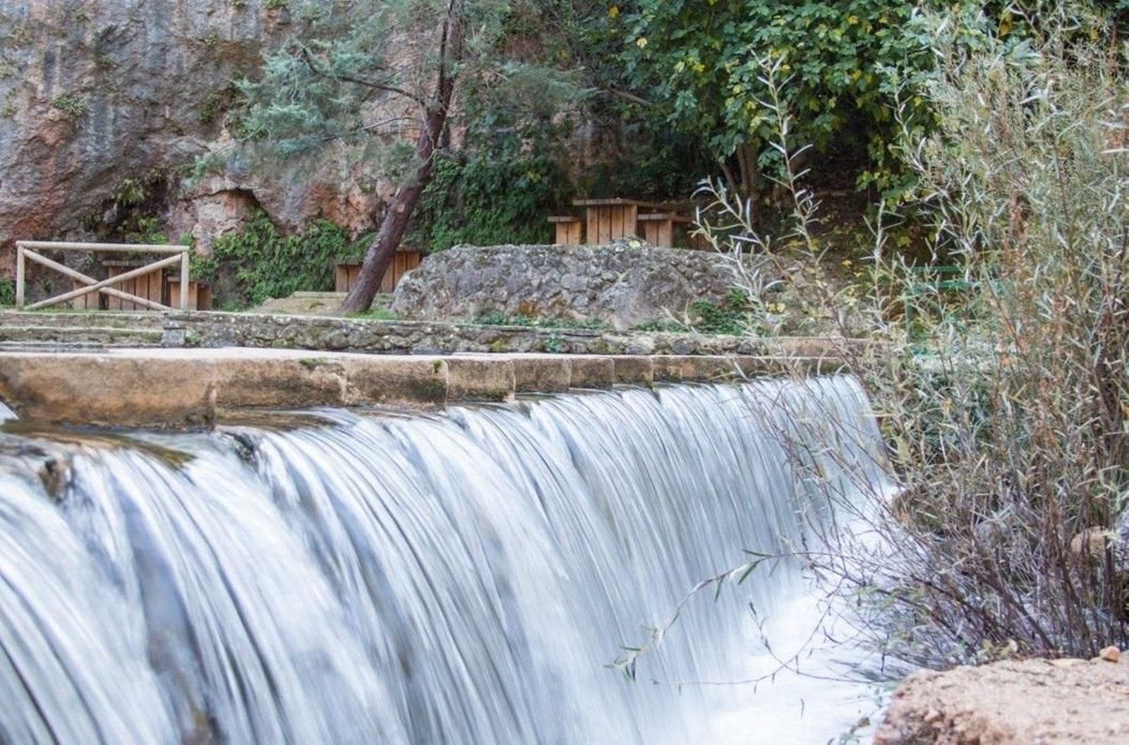 Las pequeñas cascadas que nacen de sus aguas son todo un spa natural perfecto para desconectar mientras te refrescas.