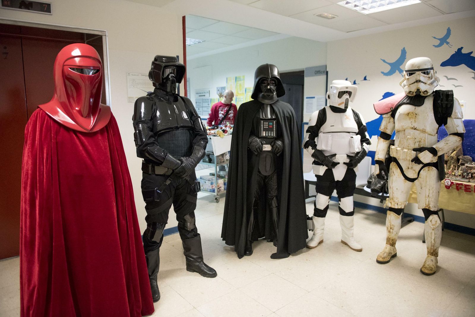 La visita de la Legión 501 de 'Star Wars' al Hospital Materno Infantil de Granada, en imágenes