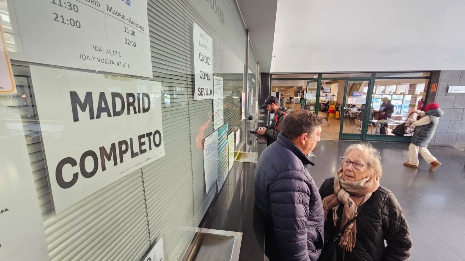 El cartel de "Madrid completo", este lunes en la estación de autobuses de Algeciras.
