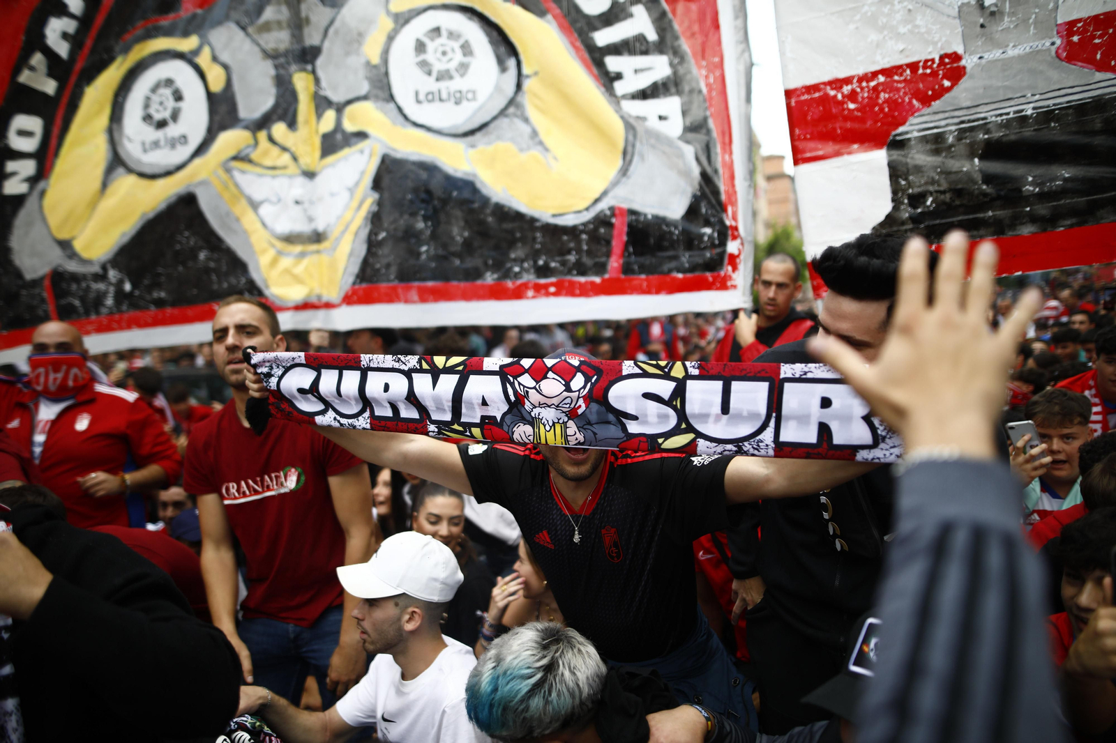 Así fue el recibimiento al Granada CF por su afición